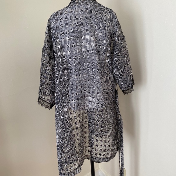 Inner Most Paisley Robe Black White ... - Picture 4 of 6